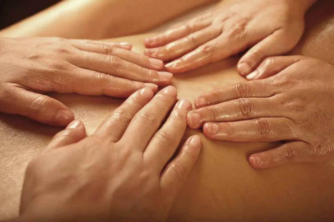 full-back-waxing-for-a-flawless-and-clear-look