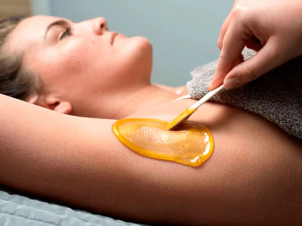 gentle-underarm-waxing-for-smooth-skin