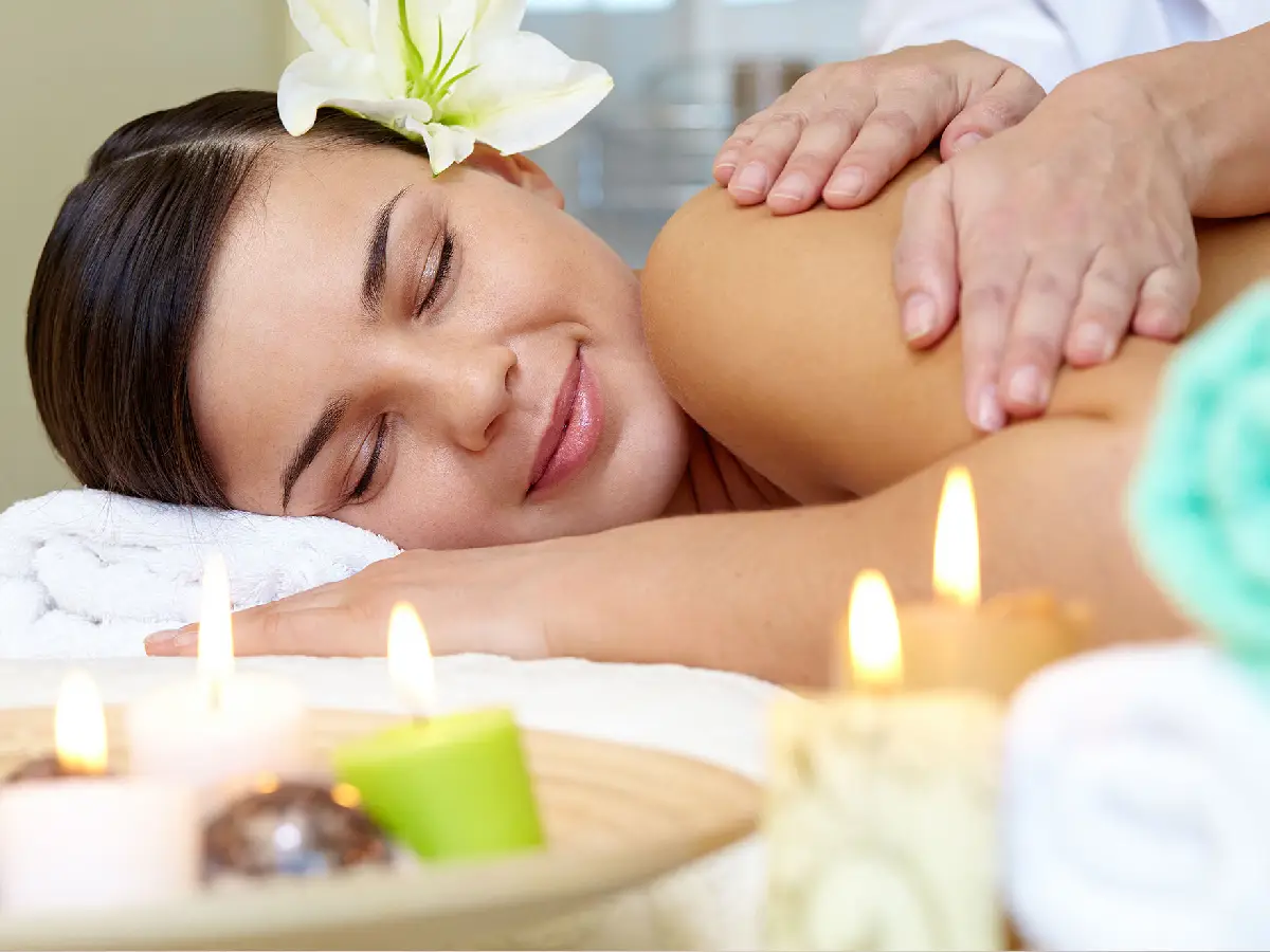 relaxing-back-massage-with-aromatherapy-oils